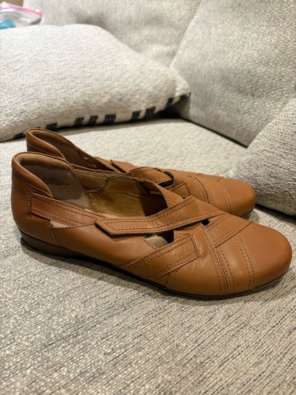 Array Women's Cognac Leather Cutout Slip-On Flats